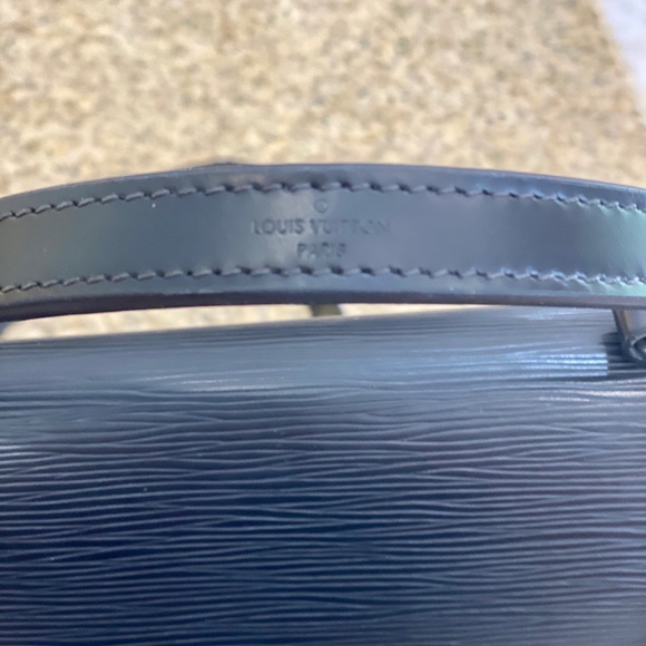 Louis Vuitton Cluny MM Epi - Picture 8 of 10